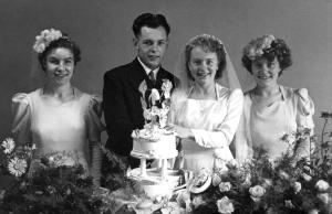 Dennis_Betty_Manterfield_&_Bridesmaids_(21-Aug-1948) Dennis and Betty Manterfield with bridesmaids Billie and Joyce (21 Aug 1948)